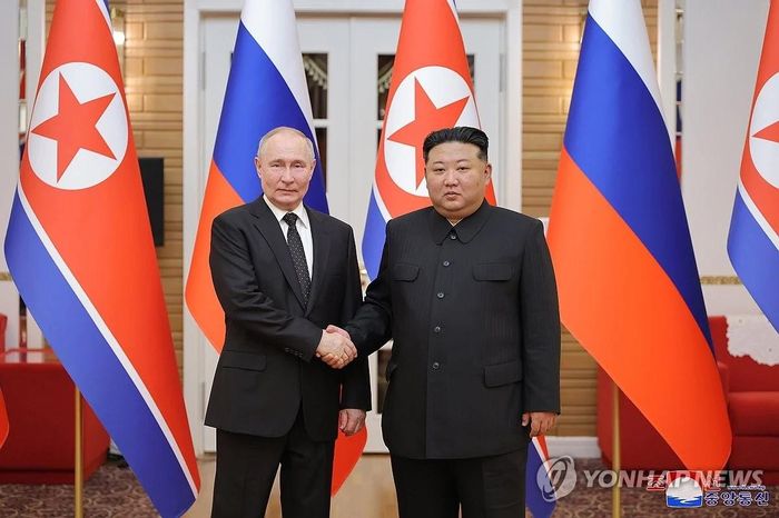 Tổng thống Nga Vladimir Putin và Chủ tịch Triều Tiên Kim Jong-un. Ảnh: Yonhap.