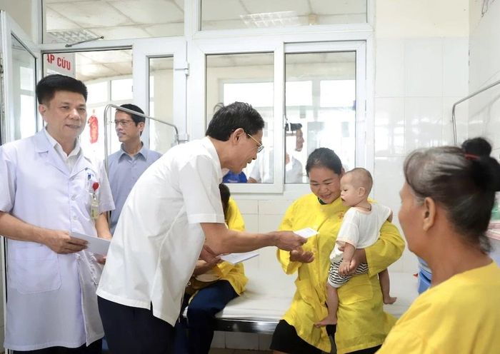Phó Chủ tịch UBND tỉnh Đầu Thanh Tùng trao quà cho các bệnh nhi có hoàn cảnh khó khăn.