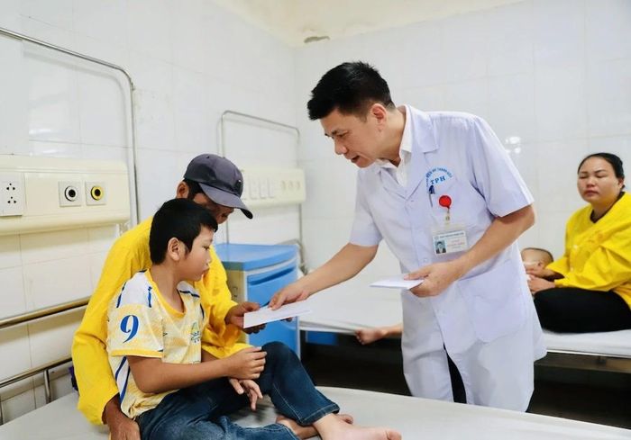 Giám đốc Bệnh viện Nhi Thanh Hóa Lê Đăng Khoa, trao quà cho bệnh nhân nhi.