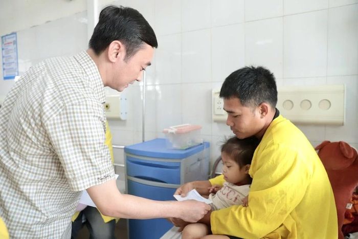 Phó Giám đốc Sở Y tế Lê Anh Hiếu trao quà cho bệnh nhân nhi.