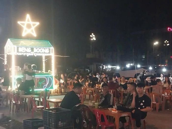 Quảng trường Lam Sơn (phường Hạc Thành), một trong những địa điểm nhiều quán xá vào mùa hè.