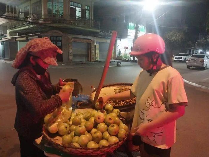 Đã khuya, bà Thận vẫn rong ruổi bán hàng trên các tuyến phố...