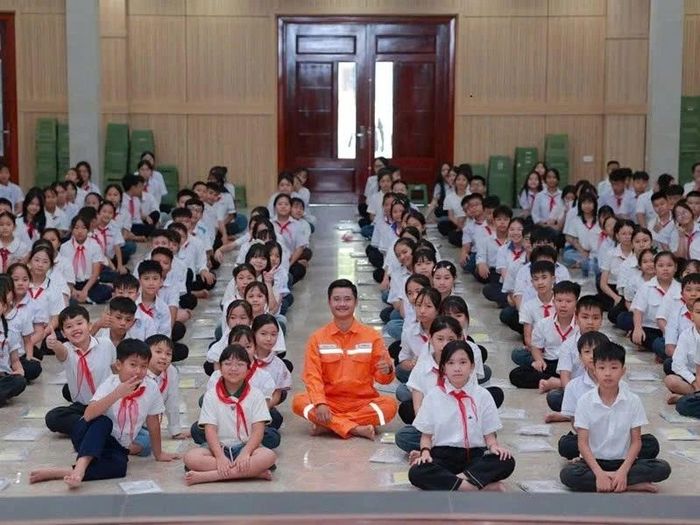 Công ty Điện lực Thanh Hóa mang đến cho các em nhỏ những thông tin bổ ích về sử dụng điện an toàn, tiết kiệm trong đời sống hằng ngày.