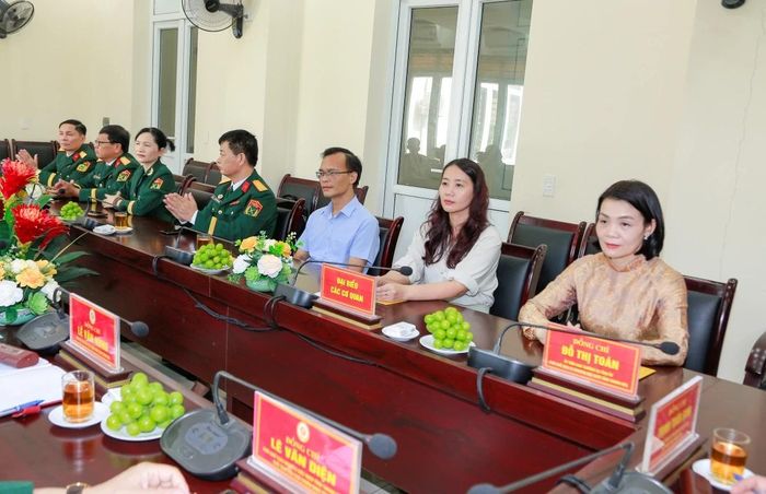 Đồng chí Đỗ Thị Toán, Phó Chủ tịch Thường trực Ủy ban MTTQ tỉnh cùng các đại biểu tham dự buổi gặp mặt.
