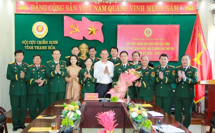 Đồng chí Trịnh Tuấn Sinh, Phó Bí thư Tỉnh ủy, Chủ tịch Ủy ban MTTQ tỉnh và các đại biểu tặng hoa chúc mừng.