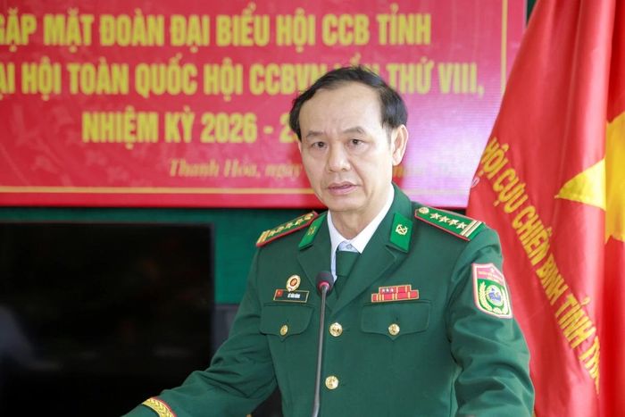 Phó Chủ tịch Hội Cựu chiến binh tỉnh báo cáo tại buổi gặp mặt.