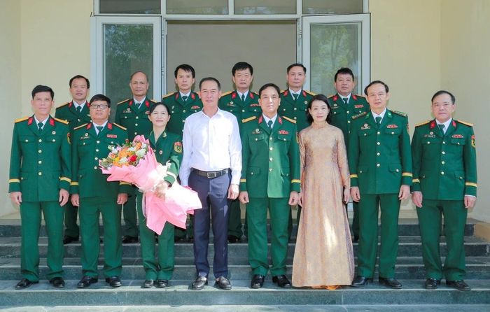 Đồng chí Trịnh Tuấn Sinh, Phó Bí thư Tỉnh ủy, Chủ tịch Ủy ban MTTQ tỉnh và các đại biểu chụp ảnh lưu niệm với đoàn đại biểu tham dự Đại hội.