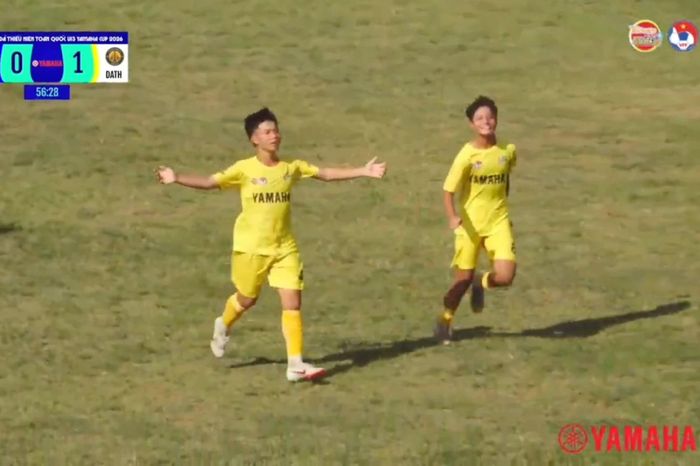 Hữu Mạnh ăn mừng bàn thắng ấn định chiến thắng 2-0 cho đội bóng xứ Thanh. (Ảnh chụp màn hình).