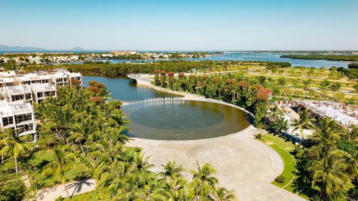 Casamia Balanca bảo tồn 3,6 ha rừng dừa nước hiện hữu, góp phần duy trì một "kho chứa carbon tự nhiên" và hệ sinh thái đa dạng sinh học quý giá của vùng cửa sông Thu Bồn. Ảnh: Tập đoàn Đạt Phương.