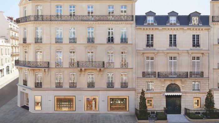 Cửa hàng flagship Dior trên đại lộ Montaigne danh giá tại Paris.