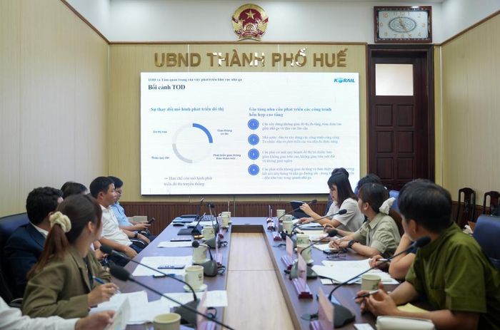 Đại diện Tổng công ty Đường sắt Quốc gia Hàn Quốc giới thiệu về phát triển các khu TOD gắn với đường sắt tốc độ cao
