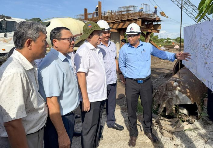 Đoàn công tác khảo sát thực tế dự án đầu tư xây dựng cầu Ba Hồ xã Vĩnh Hòa Hưng.