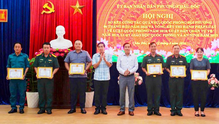 Khen thưởng các tập thể, cá nhân có thành tích trong công tác quân sự, quốc phòng tại địa phương.