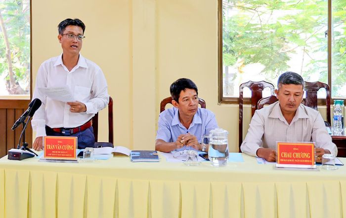Chủ tịch UBND xã Tri Tôn Trần Văn Cường báo cáo tình hình thực hiện chính sách, pháp luật về đất đai.