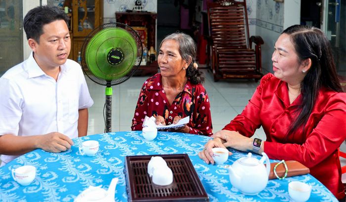 Đoàn Đại biểu Quốc hội tỉnh An Giang, cấp ủy và chính quyền xã Tri Tôn khảo sát, tặng quà cho gia đình bà Neáng Sa Rum.