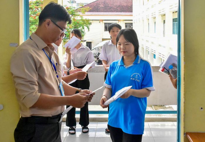 Thí sinh tại điểm thi Trường THPT chuyên Thủ Khoa Nghĩa, phường Châu Đốc được gọi tên vào phòng dự thi môn tự chọn. Ảnh: THANH TIẾN