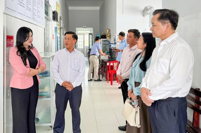 Đoàn khảo sát thực tế tại Trạm Y tế xã Hòn Đất.