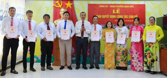 Phó Bí thư Đảng ủy, Chủ tịch UBND phường Võ Văn Hòa trao quyết định cho các cán bộ.