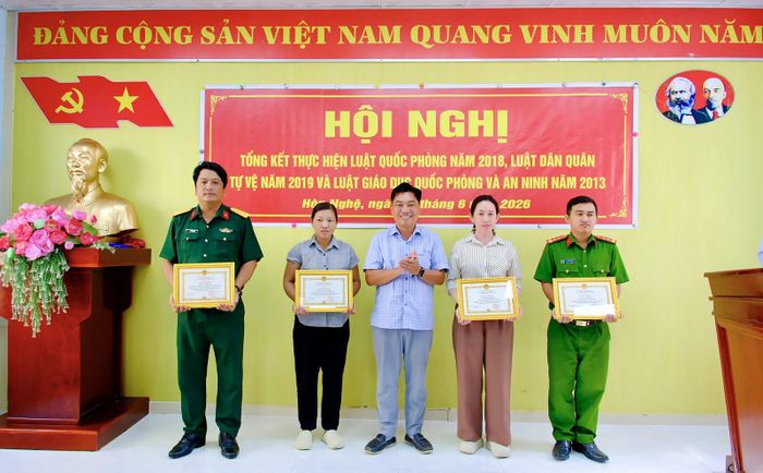 Phó Bí thư Đảng ủy, Chủ tịch UBND xã Hòn Nghệ Ngô Ngọc Chuẩn trao giấy khen cho các cá nhân có thành tích xuất sắc trong việc tổ chức thực hiện 3 luật về quốc phòng, an ninh.