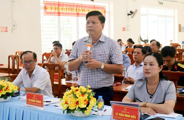 Bí thư Đảng ủy, Chủ tịch HĐND xã Cù Minh Trọng phát biểu ý kiến tại hội nghị. Ảnh: THANH LIÊN
