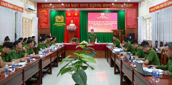 Toàn cảnh buổi làm việc.