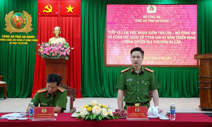 Đại tá Phùng Xuân Tiến phát biểu kết luận tại buổi làm việc.
