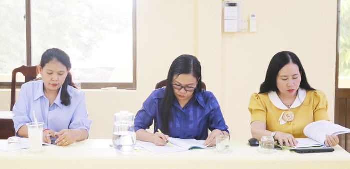 Các đại biểu nghiên cứu tài liệu.