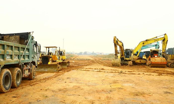  Từ việc phân công nhiệm vụ bám sát phương châm “6 rõ”, nhiều dự án ở địa bàn xã Xuân Cẩm được triển khai thuận lợi. Ảnh: Dự án hạ tầng khu dân cư mới Bắc Lý đang được tập trung xây dựng hoàn thiện. 