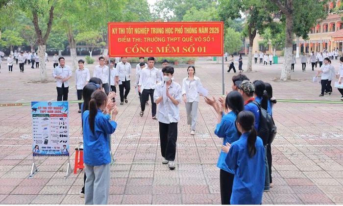 Thí sinh Trường Trung học phổ thông Quế Võ số 1 rời khỏi điểm thi.