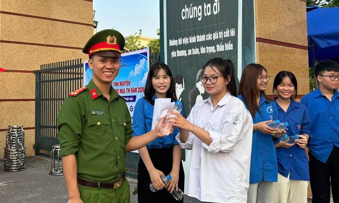 Nhiều hình ảnh đẹp xuất hiện tại Kỳ thi tốt nghiệp trung học phổ thông năm 2026. Ảnh: Lực lượng công an và thanh niên tình nguyện tiếp sức thí sinh tại điểm thi Trung học phổ thông Giáp Hải (phường Đa Mai).