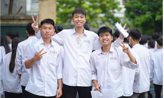 Thí sinh điểm thi Trung học phổ thông Nguyễn Du phấn khởi sau thi tốt nghiệp trung học phổ thông 2026.