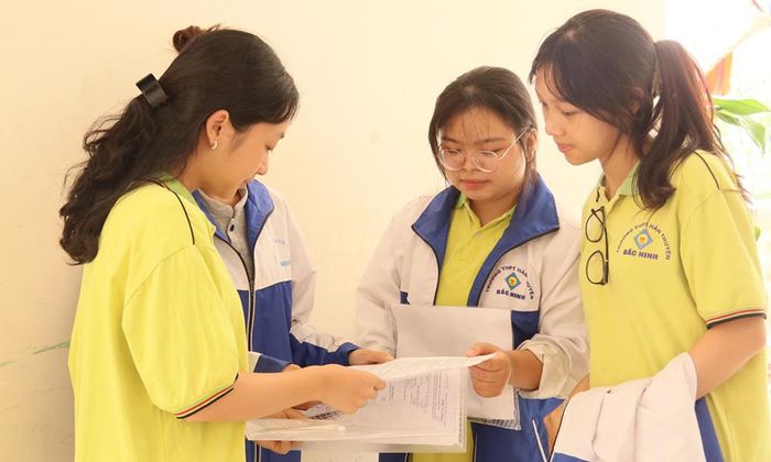  Trao đổi bài sau khi hoàn thành Kỳ thi tốt nghiệp trung học phổ thông 2026. 