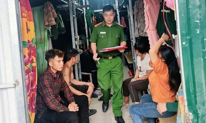 Công an phường Nếnh kiểm tra cư trú, test ma túy tại một khu lán trại có nhiều lao động ngoại tỉnh tạm trú.