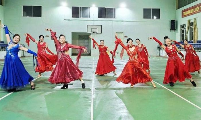 Buổi sinh hoạt của Câu lạc bộ Khiêu vũ thể thao phường Bắc Giang.