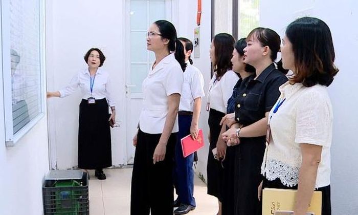 Đoàn giám sát HĐND phường Kinh Bắc tiến hành giám sát công tác quản lý an toàn thực phẩm đối với bếp ăn bán trú tại Trường Mầm non Vạn An.