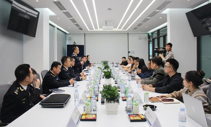  Lãnh đạo Hải quan khu vực 5 tuyên truyền chính sách mới tại Công ty trách nhiệm hữu hạn Luxshare - ICT Việt Nam (Khu công nghiệp Quang Châu). 