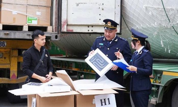 Cán bộ Chi cục hải quan khu vực V kiểm soát hàng hóa kết hợp tuyên truyền chính sách mới cho doanh nghiệp trên địa bàn quản lý. 