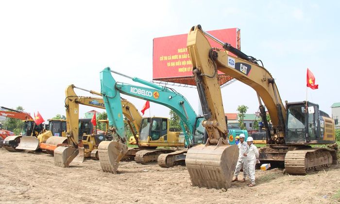  Đơn vị thi công huy động phương tiện, máy để tập trung thi công Dự án. 