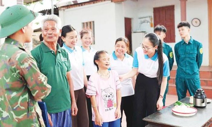 Hội Liên hiệp Phụ nữ xã Nhã Nam động viên gia đình hội viên Bùi Thị Tân.