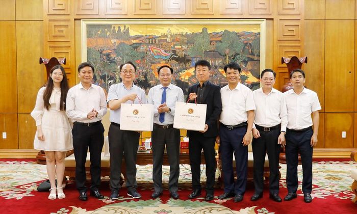  Đồng chí Phạm Văn Thịnh trao quà lưu niệm cho ông James Kang Zai Yuan và ông Kang Hyeon-Soo. 