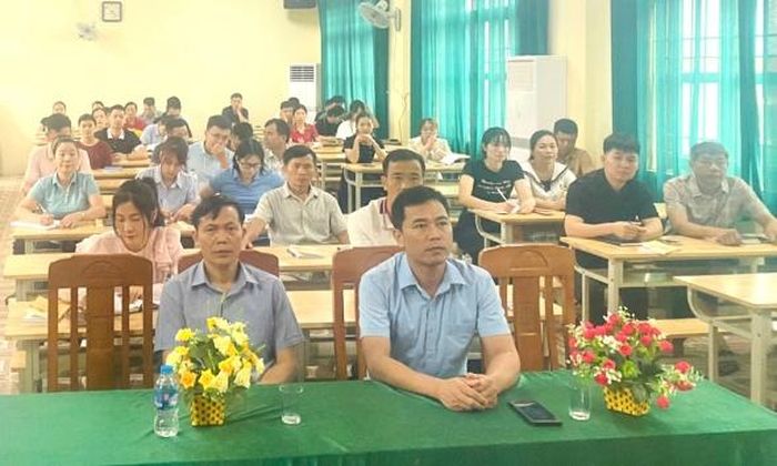 Các đảng viên mới tham dự lớp bồi dưỡng.