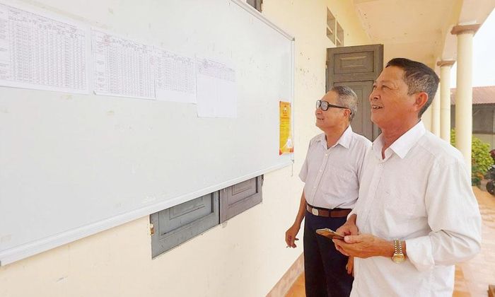  Người dân thôn Muối, xã Bắc Lũng đối chiếu phương án bồi thường đất liên quan đến dự án Cụm công nghiệp Lan Sơn 2. 