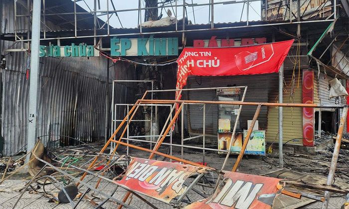  Hiện trường vụ cháy 3 cửa hàng điện thoại tại xã Tam Đa. 