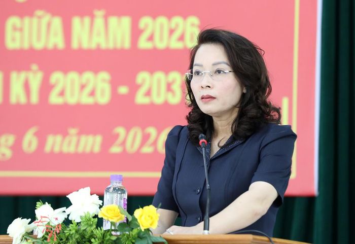  Đồng chí Nguyễn Thị Hương phát biểu tiếp thu các ý kiến, kiến nghị của cử tri phường Vân Hà. 