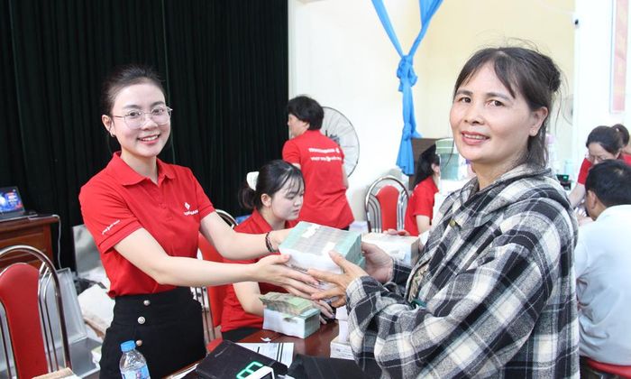 Người dân thôn Thủ Pháp nhận tiền bồi thường đất ở và tài sản. 