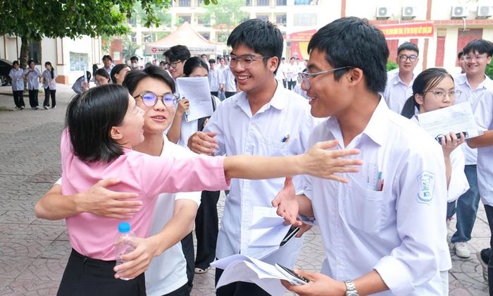  Thí sinh tại điểm thi Trường Trung học phổ thông Ngô Sĩ Liên (phường Bắc Giang) phấn khởi chia sẻ với người thân về kết quả làm bài thi. 