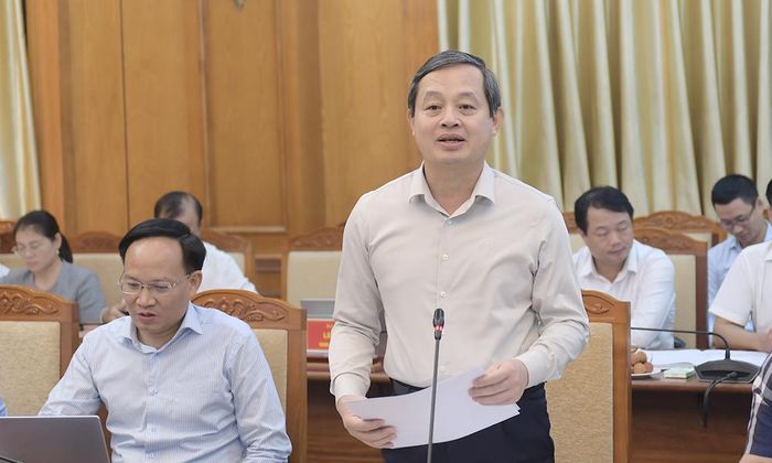  Chủ tịch UBND tỉnh Phạm Hoàng Sơn trao đổi một số nội dung liên quan đến việc triển khai các dự án. 