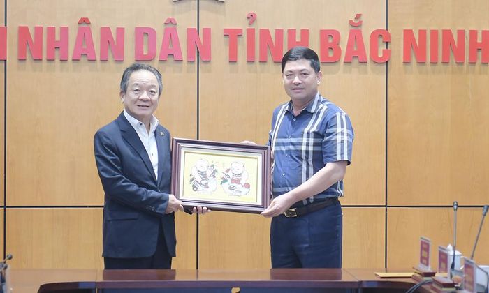  Bí thư Tỉnh ủy Nguyễn Hồng Thái tặng sản phẩm làng nghề truyền thống của tỉnh cho ông Đỗ Quang Hiển. 