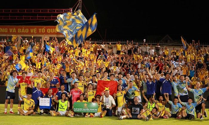  Bắc Ninh FC cùng hàng nghìn người hâm mộ ăn mừng chiến thắng. 