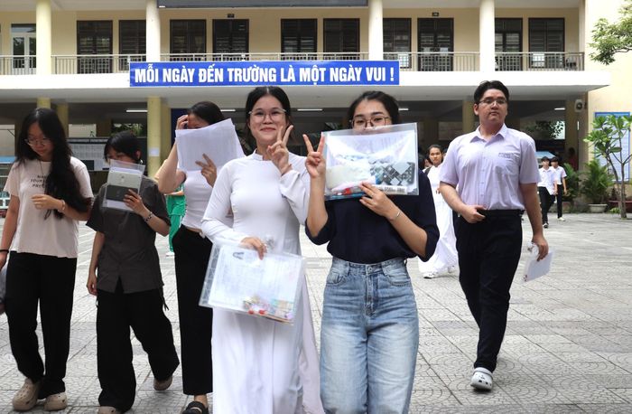 Thí sinh vui vẻ ra về sau khi hoàn thành ngày thi đầu tiên. Ảnh chụp tại điểm thi Trường THPT Trần Phú (Hải Châu). Ảnh: NGỌC HÀ